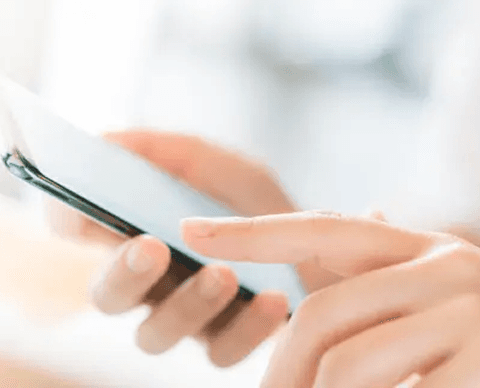 スマートフォンで予約する様子