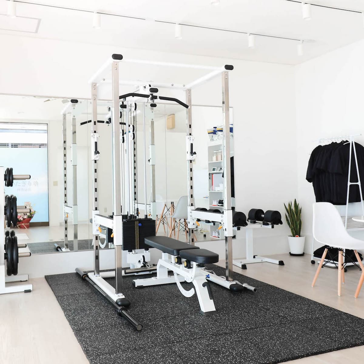 Point1 女性が通いやすい!自然光の完全個室!