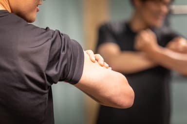 【スカルクラッシャー】上腕三頭筋をダンベルで鍛える正しいやり方を徹底解説!