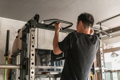 【チンニング・懸垂】正しいトレーニング方法・効果的なやり方を徹底解説!