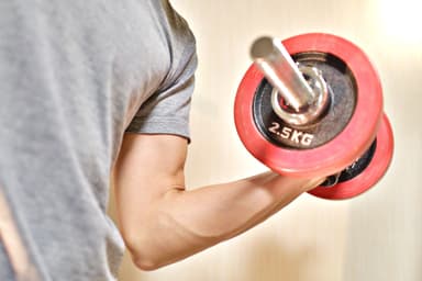 【アームカール】ダンベルで上腕二頭筋を鍛える正しいやり方を徹底解説!