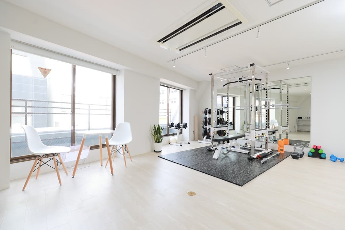Point2 ジムっぽくなくていい。清潔感あふれる癒し空間でトレーニング