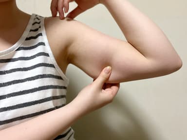 二の腕のたるみの改善方法は?プロが教える筋トレなど効果的な解消方法